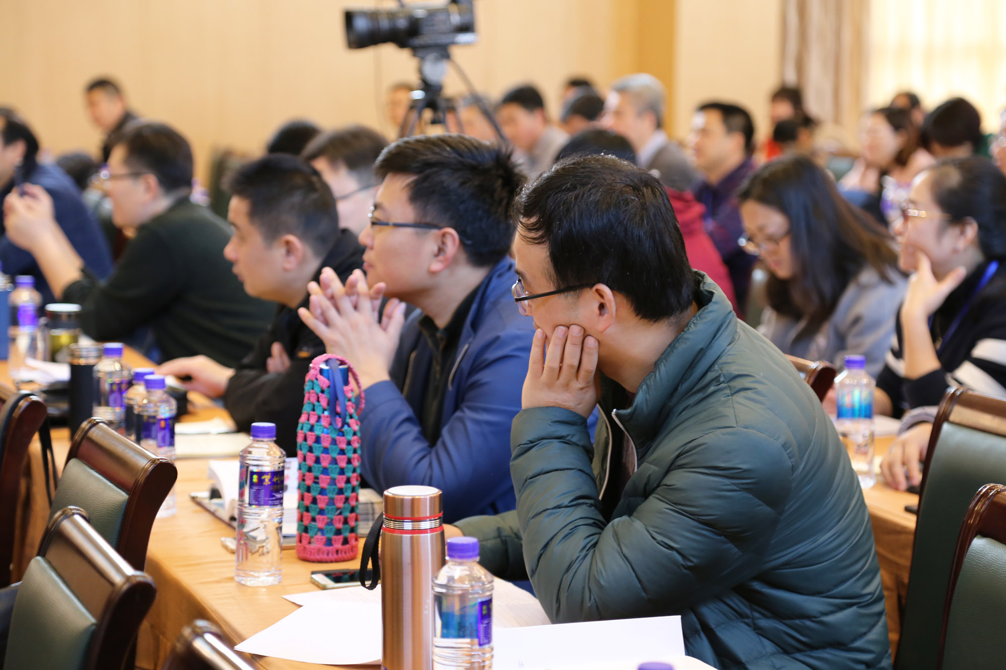 参加研修的老师们精神饱满、认真聆听。不时举手提问。