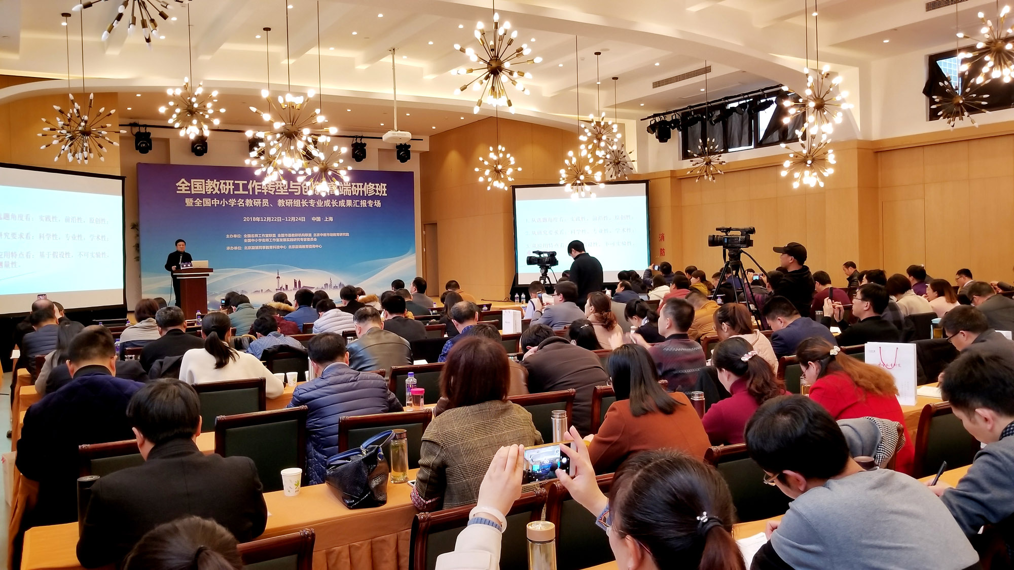 现场学习氛围浓厚、秩序井然。