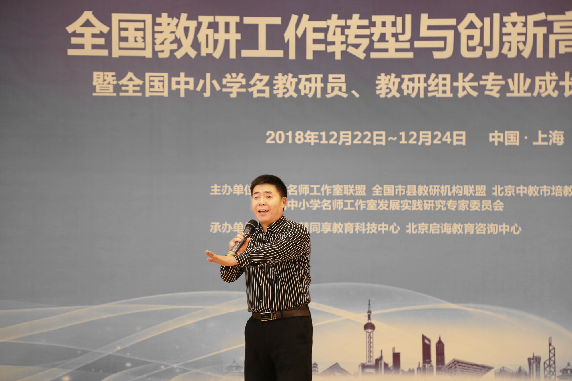 深厚的文学功底，撰写的中篇小说即将与读者见面。