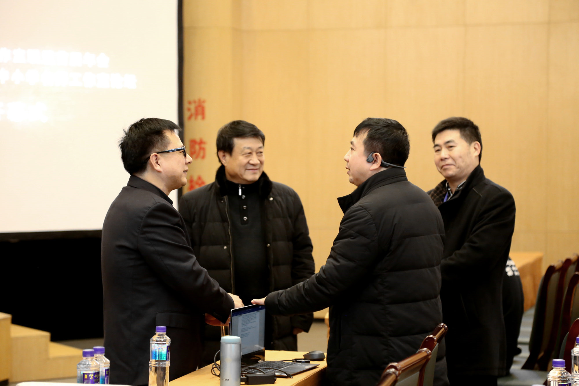 学习间隙，院长朱孝忠，银川教育科学研究所所长芦苇、研究院专家沈明德，与乐山市教科所所长许泽能所长就教育教研转型及科研课题工作的开展进行了交流。