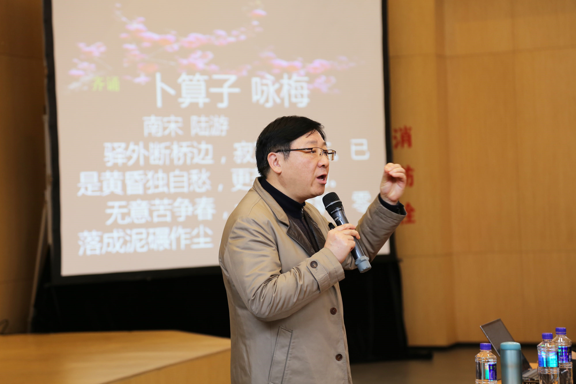 7整个授课过程，一首首诗句、词赋，不一样建构，引经据典，使人陶冶在博大精深的古代诗词的唯美之中。