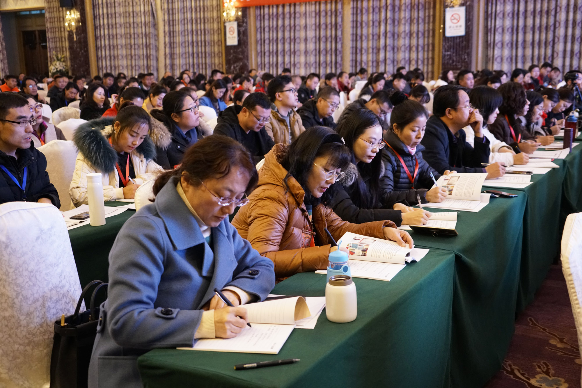 参加研修班的三百位教研员和骨干教师非常珍惜此次学习机会，大家认真聆听，仔细记录、勇于发表自己的观点、课下分小组积极研讨，梳理当日学习内容，现场生成物化，犹如一群如饥似渴的学生，令人感动。