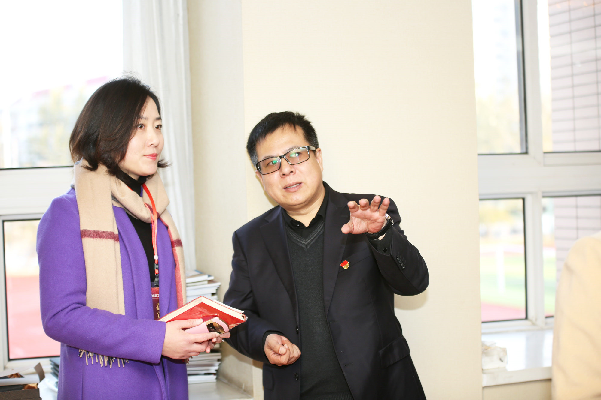 海城市教育局团委书记、党办副主任胡明珠与朱孝忠院长就海城培训项目进行深入探讨。