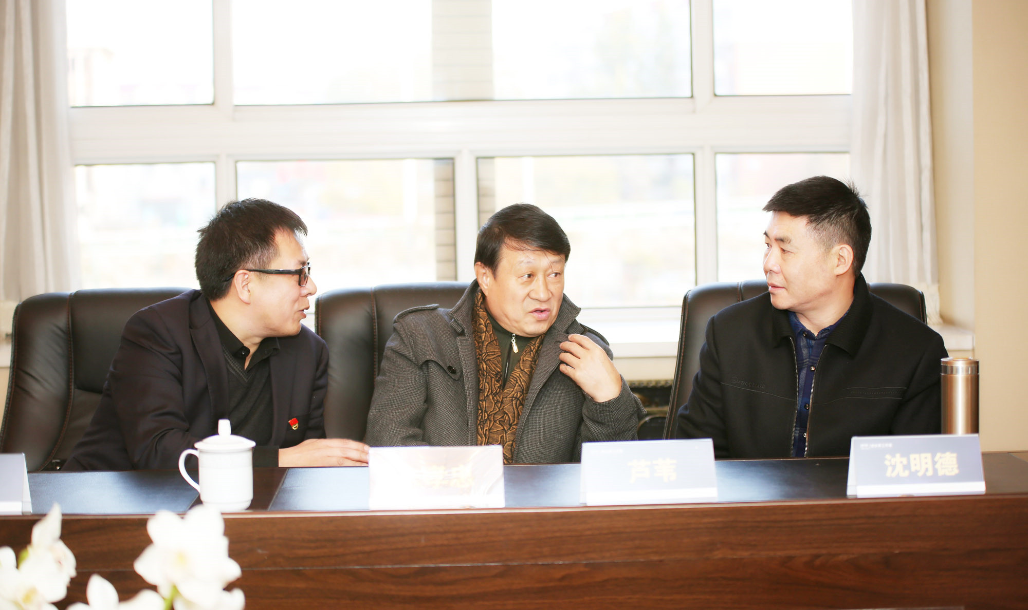 朱孝忠院长与研究院专家、正高级教师芦苇同志探讨简约教学文化理念。