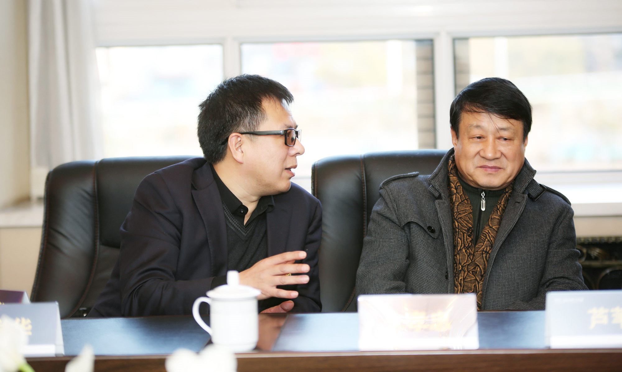 朱孝忠院长与研究院专家、正高级教师芦苇同志探讨简约教学文化理念。