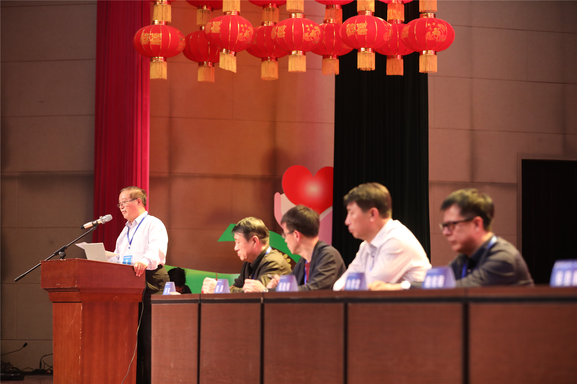 北京中教市培教育研究院是老师们专业发展的星光大道，为一线教师搭建交流、展示、成长的平台。