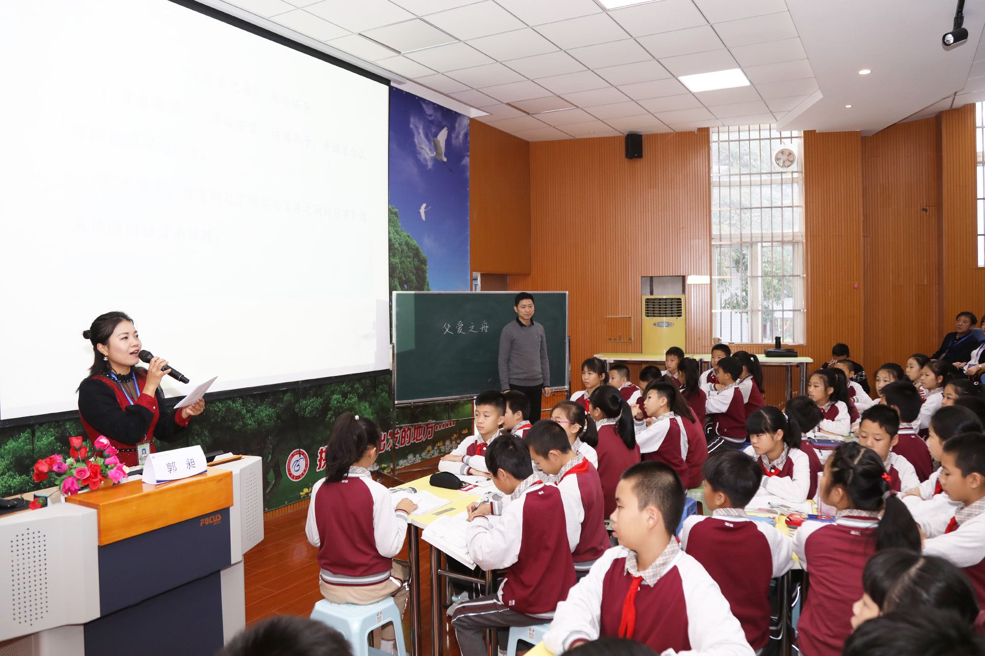 小学分会场：在珠海拱北小学分会场，研究院专家徐长青，郭昶、陈冠夫，赵刚、项雅丽、徐杰等正高级、特级教师各自为参会学员带来精彩的示范课，并与参会学员展开基于本节课例的深度研讨，而后作了基于课深度学习的课堂建设的专题讲座。受到学员们高度好评。