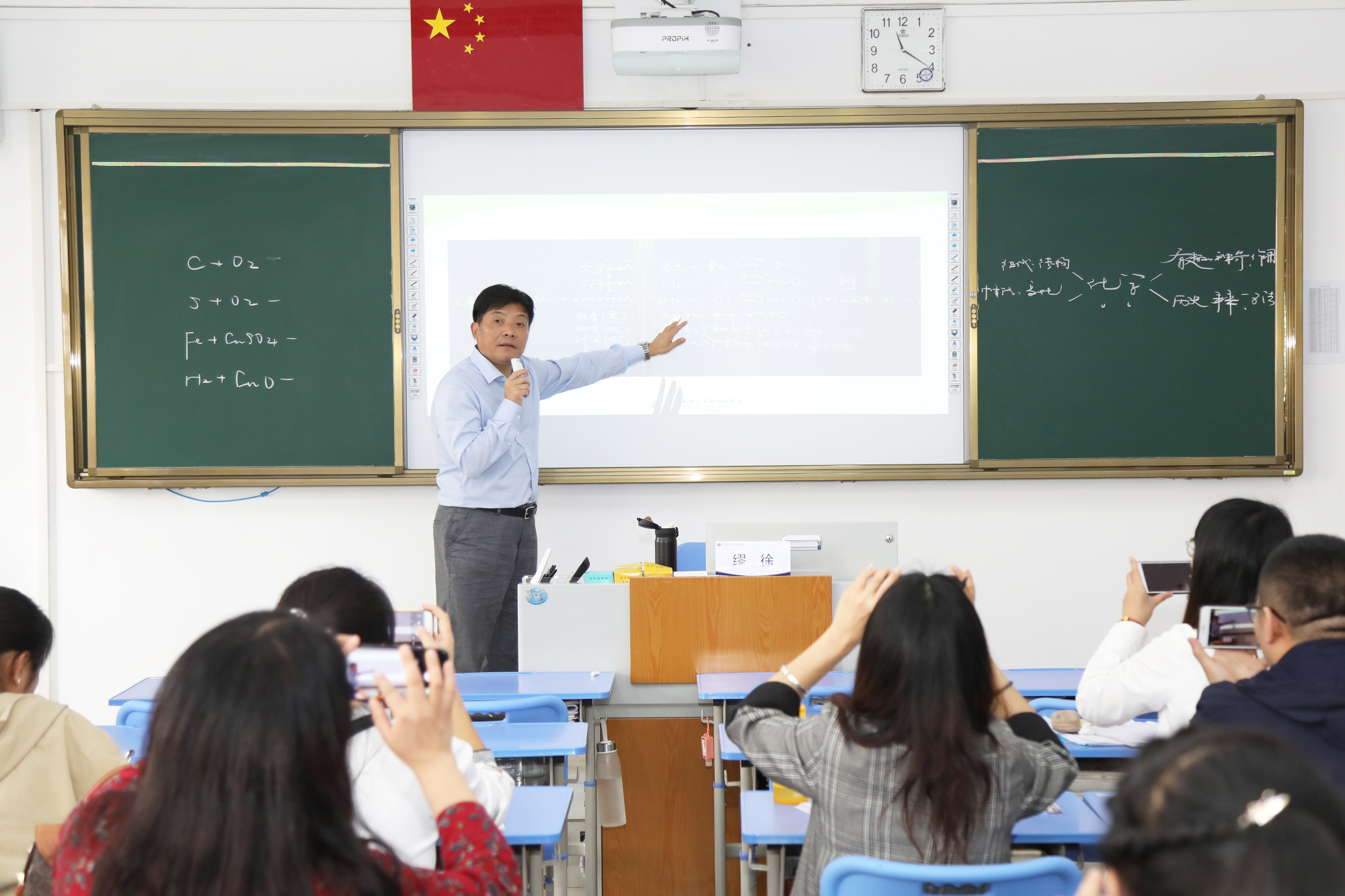 在前山中学初中分会场：研究院专家李宝玉，贾龙弟、孙琪斌、包丰、张世成、缪徐、王苏豫、王宗琦、邱秀玉等九位初中专家各自为参会学员带来精彩的各学科示范课，并与参会学员展开基于本节课例的深度研讨，而后作了基于课深度学习的课堂建设的专题讲座，使参会学员受益匪浅。