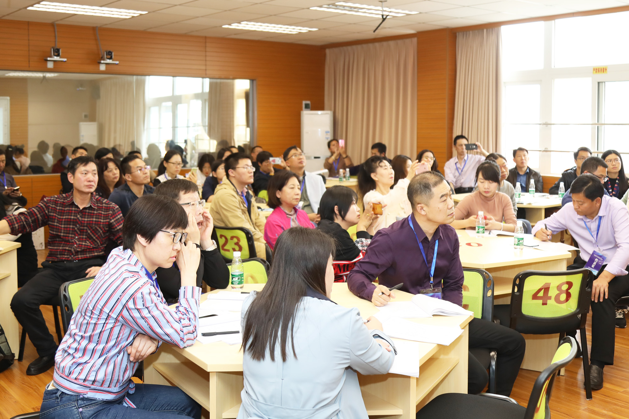 在前山中学初中分会场：研究院专家李宝玉，贾龙弟、孙琪斌、包丰、张世成、缪徐、王苏豫、王宗琦、邱秀玉等九位初中专家各自为参会学员带来精彩的各学科示范课，并与参会学员展开基于本节课例的深度研讨，而后作了基于课深度学习的课堂建设的专题讲座，使参会学员受益匪浅。