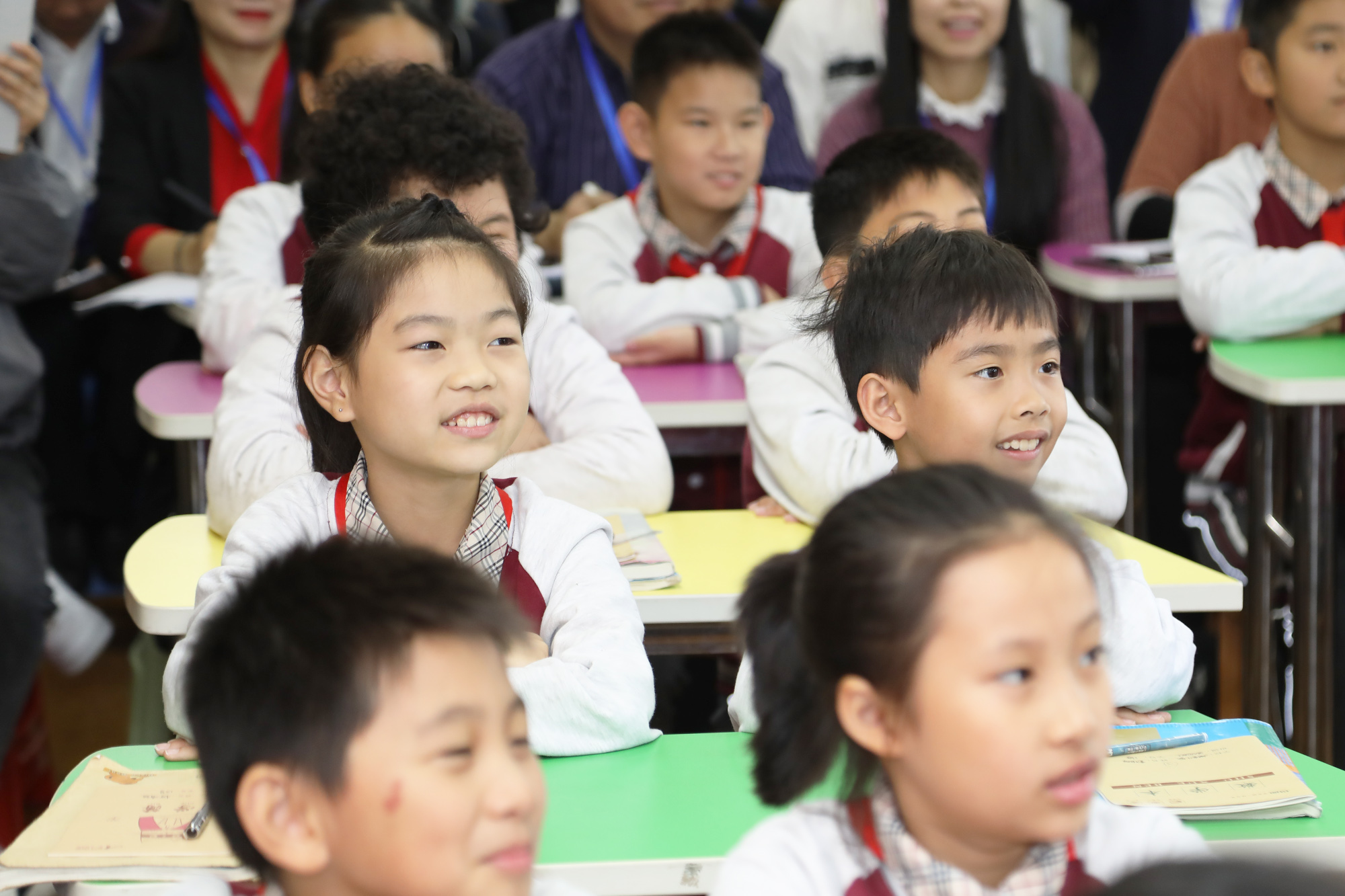 小学分会场：在珠海拱北小学分会场，研究院专家徐长青，郭昶、陈冠夫，赵刚、项雅丽、徐杰等正高级、特级教师各自为参会学员带来精彩的示范课，并与参会学员展开基于本节课例的深度研讨，而后作了基于课深度学习的课堂建设的专题讲座。受到学员们高度好评。